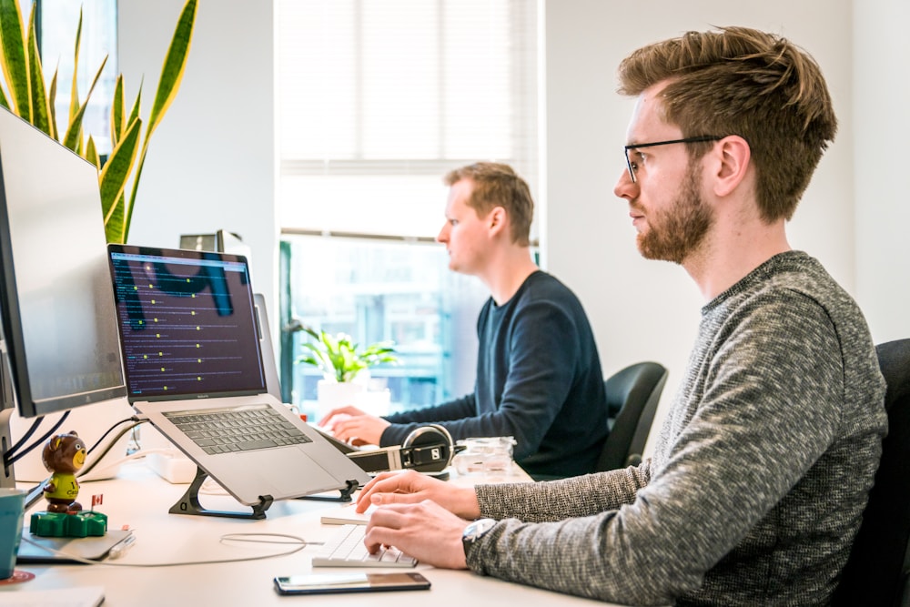 Fintech komanda analizuoja duomenis